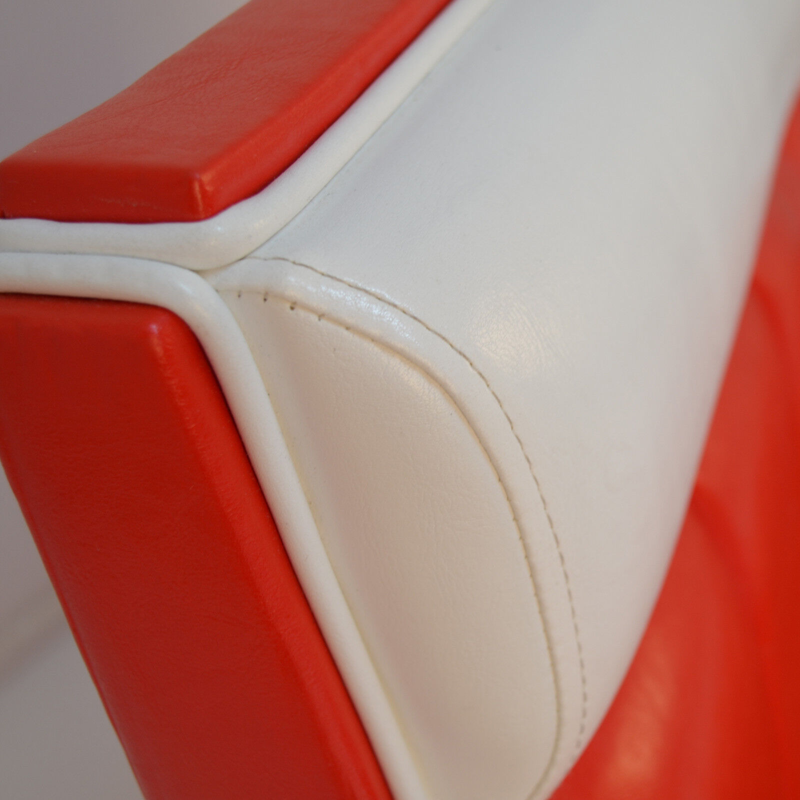 American Diner Set II Madison Rot matt - weißer Tisch